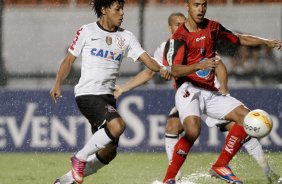 Romarinho do Corinthians disputa a bola com o jogador do Ituano durante partida válida pelo Copa Libertadores realizado no Pacaembu