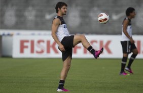 Durante o treino desta tarde no CT Joaquim Grava, no Parque Ecolgico do Tiete. O prximo jogo da equipe ser amanh, quarta-feira, dia 13/03, contra o Tijuana do Mxico, jogo da volta vlido pela fase de classificao da Copa Libertadores da Amrica 2013