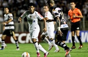 Diguinho do XV de Piracicaba disputa a bola com o jogador Romarinho do Corinthians durante partida válida pelo Campeonato Paulista realizado no estádio Barão de Serra Negra