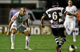 Janilson do XV de Piracicaba disputa a bola com o jogador Emerson do Corinthians durante partida válida pelo Campeonato Paulista realizado no estádio Barão de Serra Negra