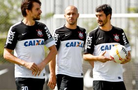 Paulo Andr,Alexandro e Douglas do Corinthians durante treino So Paulo