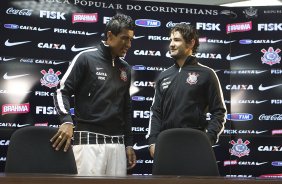Pato e Paulinho, ao lado do ex-jogador Tupanzinho, apresentam a nova camisa após o treino desta tarde no CT Joaquim Grava, no Parque Ecológico do Tiete. O próximo jogo da equipe será quarta-feira, dia 10/04, contra o San José, da Bolivia, no Pacaembu, jogo da volta válido pela fase de classificação da Copa Libertadores da América 2013
