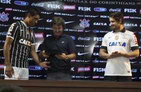 Pato e Paulinho, ao lado do ex-jogador Tupanzinho, apresentam a nova camisa após o treino desta tarde no CT Joaquim Grava, no Parque Ecológico do Tiete. O próximo jogo da equipe será quarta-feira, dia 10/04, contra o San José, da Bolivia, no Pacaembu, jogo da volta válido pela fase de classificação da Copa Libertadores da América 2013