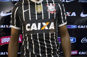 Pato e Paulinho, ao lado do ex-jogador Tupanzinho, apresentam a nova camisa após o treino desta tarde no CT Joaquim Grava, no Parque Ecológico do Tiete. O próximo jogo da equipe será quarta-feira, dia 10/04, contra o San José, da Bolivia, no Pacaembu, jogo da volta válido pela fase de classificação da Copa Libertadores da América 2013