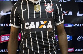 Pato e Paulinho, ao lado do ex-jogador Tupanzinho, apresentam a nova camisa aps o treino desta tarde no CT Joaquim Grava, no Parque Ecolgico do Tiete. O prximo jogo da equipe ser quarta-feira, dia 10/04, contra o San Jos, da Bolivia, no Pacaembu, jogo da volta vlido pela fase de classificao da Copa Libertadores da Amrica 2013