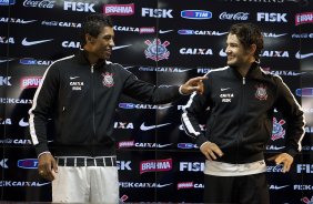 Pato e Paulinho, ao lado do ex-jogador Tupanzinho, apresentam a nova camisa após o treino desta tarde no CT Joaquim Grava, no Parque Ecológico do Tiete. O próximo jogo da equipe será quarta-feira, dia 10/04, contra o San José, da Bolivia, no Pacaembu, jogo da volta válido pela fase de classificação da Copa Libertadores da América 2013