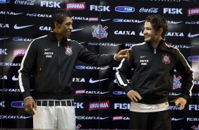 Pato e Paulinho, ao lado do ex-jogador Tupanzinho, apresentam a nova camisa aps o treino desta tarde no CT Joaquim Grava, no Parque Ecolgico do Tiete. O prximo jogo da equipe ser quarta-feira, dia 10/04, contra o San Jos, da Bolivia, no Pacaembu, jogo da volta vlido pela fase de classificao da Copa Libertadores da Amrica 2013