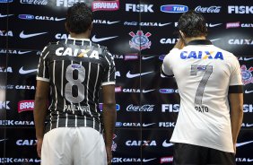 Pato e Paulinho, ao lado do ex-jogador Tupanzinho, apresentam a nova camisa após o treino desta tarde no CT Joaquim Grava, no Parque Ecológico do Tiete. O próximo jogo da equipe será quarta-feira, dia 10/04, contra o San José, da Bolivia, no Pacaembu, jogo da volta válido pela fase de classificação da Copa Libertadores da América 2013