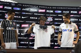 Pato e Paulinho, ao lado do ex-jogador Tupanzinho, apresentam a nova camisa após o treino desta tarde no CT Joaquim Grava, no Parque Ecológico do Tiete. O próximo jogo da equipe será quarta-feira, dia 10/04, contra o San José, da Bolivia, no Pacaembu, jogo da volta válido pela fase de classificação da Copa Libertadores da América 2013
