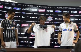 Pato e Paulinho, ao lado do ex-jogador Tupanzinho, apresentam a nova camisa aps o treino desta tarde no CT Joaquim Grava, no Parque Ecolgico do Tiete. O prximo jogo da equipe ser quarta-feira, dia 10/04, contra o San Jos, da Bolivia, no Pacaembu, jogo da volta vlido pela fase de classificao da Copa Libertadores da Amrica 2013