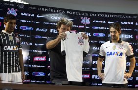 Pato e Paulinho, ao lado do ex-jogador Tupanzinho, apresentam a nova camisa após o treino desta tarde no CT Joaquim Grava, no Parque Ecológico do Tiete. O próximo jogo da equipe será quarta-feira, dia 10/04, contra o San José, da Bolivia, no Pacaembu, jogo da volta válido pela fase de classificação da Copa Libertadores da América 2013