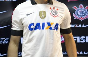 Pato e Paulinho, ao lado do ex-jogador Tupanzinho, apresentam a nova camisa após o treino desta tarde no CT Joaquim Grava, no Parque Ecológico do Tiete. O próximo jogo da equipe será quarta-feira, dia 10/04, contra o San José, da Bolivia, no Pacaembu, jogo da volta válido pela fase de classificação da Copa Libertadores da América 2013