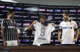 Pato e Paulinho, ao lado do ex-jogador Tupanzinho, apresentam a nova camisa após o treino desta tarde no CT Joaquim Grava, no Parque Ecológico do Tiete. O próximo jogo da equipe será quarta-feira, dia 10/04, contra o San José, da Bolivia, no Pacaembu, jogo da volta válido pela fase de classificação da Copa Libertadores da América 2013