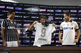 Pato e Paulinho, ao lado do ex-jogador Tupanzinho, apresentam a nova camisa aps o treino desta tarde no CT Joaquim Grava, no Parque Ecolgico do Tiete. O prximo jogo da equipe ser quarta-feira, dia 10/04, contra o San Jos, da Bolivia, no Pacaembu, jogo da volta vlido pela fase de classificao da Copa Libertadores da Amrica 2013