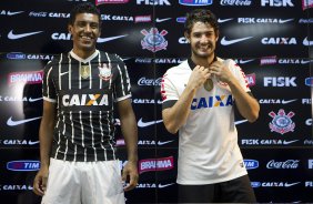 Pato e Paulinho, ao lado do ex-jogador Tupanzinho, apresentam a nova camisa após o treino desta tarde no CT Joaquim Grava, no Parque Ecológico do Tiete. O próximo jogo da equipe será quarta-feira, dia 10/04, contra o San José, da Bolivia, no Pacaembu, jogo da volta válido pela fase de classificação da Copa Libertadores da América 2013