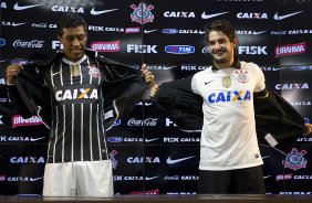 Pato e Paulinho, ao lado do ex-jogador Tupanzinho, apresentam a nova camisa após o treino desta tarde no CT Joaquim Grava, no Parque Ecológico do Tiete. O próximo jogo da equipe será quarta-feira, dia 10/04, contra o San José, da Bolivia, no Pacaembu, jogo da volta válido pela fase de classificação da Copa Libertadores da América 2013