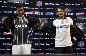 Pato e Paulinho, ao lado do ex-jogador Tupanzinho, apresentam a nova camisa aps o treino desta tarde no CT Joaquim Grava, no Parque Ecolgico do Tiete. O prximo jogo da equipe ser quarta-feira, dia 10/04, contra o San Jos, da Bolivia, no Pacaembu, jogo da volta vlido pela fase de classificao da Copa Libertadores da Amrica 2013