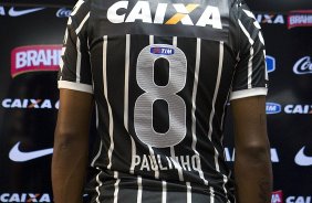 Pato e Paulinho, ao lado do ex-jogador Tupanzinho, apresentam a nova camisa após o treino desta tarde no CT Joaquim Grava, no Parque Ecológico do Tiete. O próximo jogo da equipe será quarta-feira, dia 10/04, contra o San José, da Bolivia, no Pacaembu, jogo da volta válido pela fase de classificação da Copa Libertadores da América 2013