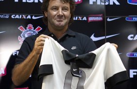 Pato e Paulinho, ao lado do ex-jogador Tupanzinho, apresentam a nova camisa após o treino desta tarde no CT Joaquim Grava, no Parque Ecológico do Tiete. O próximo jogo da equipe será quarta-feira, dia 10/04, contra o San José, da Bolivia, no Pacaembu, jogo da volta válido pela fase de classificação da Copa Libertadores da América 2013