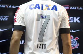 Pato e Paulinho, ao lado do ex-jogador Tupanzinho, apresentam a nova camisa após o treino desta tarde no CT Joaquim Grava, no Parque Ecológico do Tiete. O próximo jogo da equipe será quarta-feira, dia 10/04, contra o San José, da Bolivia, no Pacaembu, jogo da volta válido pela fase de classificação da Copa Libertadores da América 2013