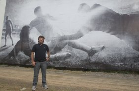 Tupanzinho, na inauguraçnao do painel que retrata seu gol em 1990, primeiro Campeonato Brasileiro do Corinthians, durante o treino desta tarde no CT Joaquim Grava, no Parque Ecológico do Tiete. O próximo jogo da equipe será quarta-feira, dia 10/04, contra o San José, da Bolivia, no Pacaembu, jogo da volta válido pela fase de classificação da Copa Libertadores da América 2013