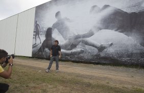 Tupanzinho, na inauguraçnao do painel que retrata seu gol em 1990, primeiro Campeonato Brasileiro do Corinthians, durante o treino desta tarde no CT Joaquim Grava, no Parque Ecológico do Tiete. O próximo jogo da equipe será quarta-feira, dia 10/04, contra o San José, da Bolivia, no Pacaembu, jogo da volta válido pela fase de classificação da Copa Libertadores da América 2013
