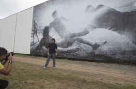 Tupanzinho, na inauguranao do painel que retrata seu gol em 1990, primeiro Campeonato Brasileiro do Corinthians, durante o treino desta tarde no CT Joaquim Grava, no Parque Ecolgico do Tiete. O prximo jogo da equipe ser quarta-feira, dia 10/04, contra o San Jos, da Bolivia, no Pacaembu, jogo da volta vlido pela fase de classificao da Copa Libertadores da Amrica 2013