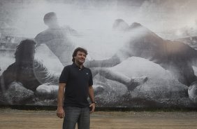 Tupanzinho, na inauguraçnao do painel que retrata seu gol em 1990, primeiro Campeonato Brasileiro do Corinthians, durante o treino desta tarde no CT Joaquim Grava, no Parque Ecológico do Tiete. O próximo jogo da equipe será quarta-feira, dia 10/04, contra o San José, da Bolivia, no Pacaembu, jogo da volta válido pela fase de classificação da Copa Libertadores da América 2013
