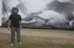 Tupanzinho, na inauguranao do painel que retrata seu gol em 1990, primeiro Campeonato Brasileiro do Corinthians, durante o treino desta tarde no CT Joaquim Grava, no Parque Ecolgico do Tiete. O prximo jogo da equipe ser quarta-feira, dia 10/04, contra o San Jos, da Bolivia, no Pacaembu, jogo da volta vlido pela fase de classificao da Copa Libertadores da Amrica 2013