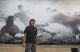 Tupanzinho, na inauguraçnao do painel que retrata seu gol em 1990, primeiro Campeonato Brasileiro do Corinthians, durante o treino desta tarde no CT Joaquim Grava, no Parque Ecológico do Tiete. O próximo jogo da equipe será quarta-feira, dia 10/04, contra o San José, da Bolivia, no Pacaembu, jogo da volta válido pela fase de classificação da Copa Libertadores da América 2013