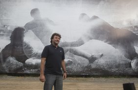 Tupanzinho, na inauguranao do painel que retrata seu gol em 1990, primeiro Campeonato Brasileiro do Corinthians, durante o treino desta tarde no CT Joaquim Grava, no Parque Ecolgico do Tiete. O prximo jogo da equipe ser quarta-feira, dia 10/04, contra o San Jos, da Bolivia, no Pacaembu, jogo da volta vlido pela fase de classificao da Copa Libertadores da Amrica 2013