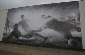 Tupanzinho, na inauguraçnao do painel que retrata seu gol em 1990, primeiro Campeonato Brasileiro do Corinthians, durante o treino desta tarde no CT Joaquim Grava, no Parque Ecológico do Tiete. O próximo jogo da equipe será quarta-feira, dia 10/04, contra o San José, da Bolivia, no Pacaembu, jogo da volta válido pela fase de classificação da Copa Libertadores da América 2013