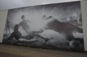 Tupanzinho, na inauguranao do painel que retrata seu gol em 1990, primeiro Campeonato Brasileiro do Corinthians, durante o treino desta tarde no CT Joaquim Grava, no Parque Ecolgico do Tiete. O prximo jogo da equipe ser quarta-feira, dia 10/04, contra o San Jos, da Bolivia, no Pacaembu, jogo da volta vlido pela fase de classificao da Copa Libertadores da Amrica 2013