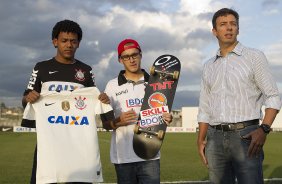 O skatista Rony foi contratado e vai comecar a competir pelo Corinthians, foi apresentado por Romarirnho, aps o treino desta tarde no CT Joaquim Grava, no Parque Ecolgico do Tiete. O prximo jogo da equipe ser domingo, dia 14/04, contra o Linense, no Gilbertao, em Lins, jogo vlido pelo Campeonato Paulista de 2013