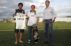 O skatista Rony foi contratado e vai comecar a competir pelo Corinthians, foi apresentado por Romarirnho, aps o treino desta tarde no CT Joaquim Grava, no Parque Ecolgico do Tiete. O prximo jogo da equipe ser domingo, dia 14/04, contra o Linense, no Gilbertao, em Lins, jogo vlido pelo Campeonato Paulista de 2013