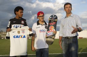 O skatista Rony foi contratado e vai comecar a competir pelo Corinthians, foi apresentado por Romarirnho, aps o treino desta tarde no CT Joaquim Grava, no Parque Ecolgico do Tiete. O prximo jogo da equipe ser domingo, dia 14/04, contra o Linense, no Gilbertao, em Lins, jogo vlido pelo Campeonato Paulista de 2013