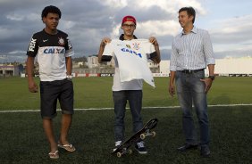 O skatista Rony foi contratado e vai comecar a competir pelo Corinthians, foi apresentado por Romarirnho, aps o treino desta tarde no CT Joaquim Grava, no Parque Ecolgico do Tiete. O prximo jogo da equipe ser domingo, dia 14/04, contra o Linense, no Gilbertao, em Lins, jogo vlido pelo Campeonato Paulista de 2013