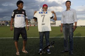 O skatista Rony foi contratado e vai comecar a competir pelo Corinthians, foi apresentado por Romarirnho, aps o treino desta tarde no CT Joaquim Grava, no Parque Ecolgico do Tiete. O prximo jogo da equipe ser domingo, dia 14/04, contra o Linense, no Gilbertao, em Lins, jogo vlido pelo Campeonato Paulista de 2013