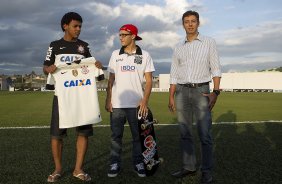 O skatista Rony foi contratado e vai comecar a competir pelo Corinthians, foi apresentado por Romarirnho, aps o treino desta tarde no CT Joaquim Grava, no Parque Ecolgico do Tiete. O prximo jogo da equipe ser domingo, dia 14/04, contra o Linense, no Gilbertao, em Lins, jogo vlido pelo Campeonato Paulista de 2013