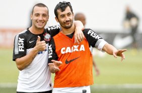 Guilherme e Douglas do Corinthians durante treino realizado no CT Joaquim Grava 13/04/2013