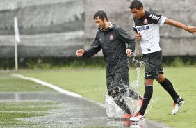 Paulinho e Douglas do Corinthians durante treino realizado no CT Joaquim Grava 13/04/2013