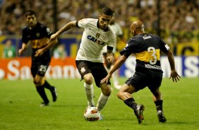 Rodriguez do Boca Juniors disputa a bola com o jogador Guerrero do Corinthians durante partida vlida pela Copa Libertadores realizado no estdio La Bombonera