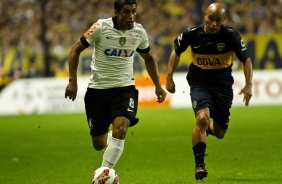 Rodriguez do Boca Juniors disputa a bola com o jogador Paulinho do Corinthians durante partida vlida pela Copa Libertadores realizado no estdio La Bombonera