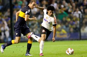 Somoza do Boca Juniors disputa a bola com o jogador Romarinho do Corinthians durante partida vlida pela Copa Libertadores realizado no estdio La Bombonera