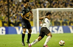 Burdisso do Boca Juniors disputa a bola com o jogador Romarinho do Corinthians durante partida vlida pela Copa Libertadores realizado no estdio La Bombonera