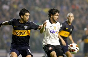 Caruzzo do Boca Juniors disputa a bola com o jogador Alexandre Pato do Corinthians durante partida vlida pela Copa Libertadores realizado no estdio La Bombonera