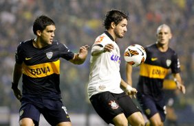 Caruzzo do Boca Juniors disputa a bola com o jogador Alexandre Pato do Corinthians durante partida vlida pela Copa Libertadores realizado no estdio La Bombonera