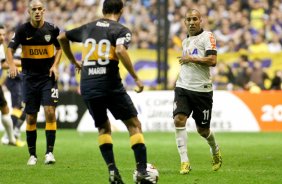Marin do Boca Juniors disputa a bola com o jogador Emerson do Corinthians durante partida vlida pela Copa Libertadores realizado no estdio La Bombonera