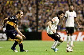 Somoza do Boca Juniors disputa a bola com o jogador Alexandre Pato do Corinthians durante partida vlida pela Copa Libertadores realizado no estdio La Bombonera