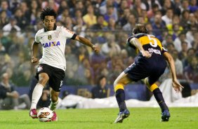 Somoza do Boca Juniors disputa a bola com o jogador Romarinho do Corinthians durante partida vlida pela Copa Libertadores realizado no estdio La Bombonera